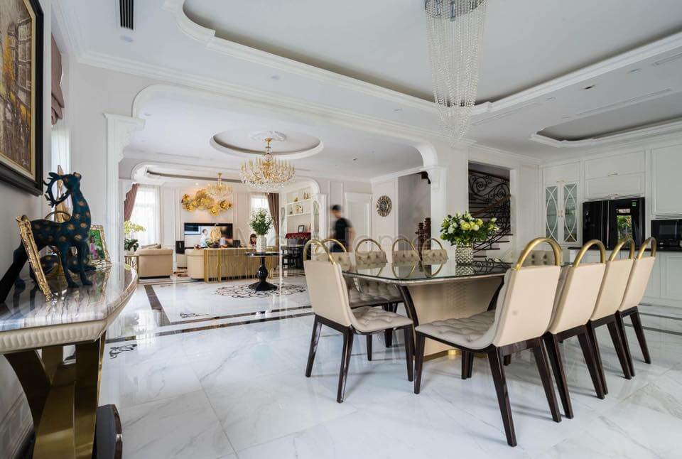 Bàn ghế ăn tân cổ điển được đặt ngay trung tâm phòng ăn biệt thự Thiết kế nội thất phòng ăn gỗ tự nhiên sang trọng