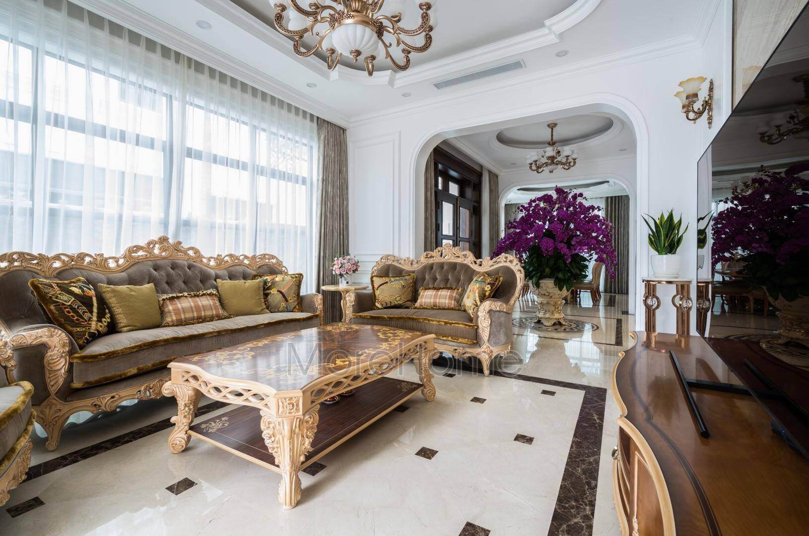 Sofa bọc nỉ nhung màu nâu sậm khung sơn vàng, đường nét phong cách tân cổ điển là ý tưởng hoàn hảo cho không gian phòng khách Ấn tượng với các mẫu thiết kế sofa phòng khách đẳng cấp