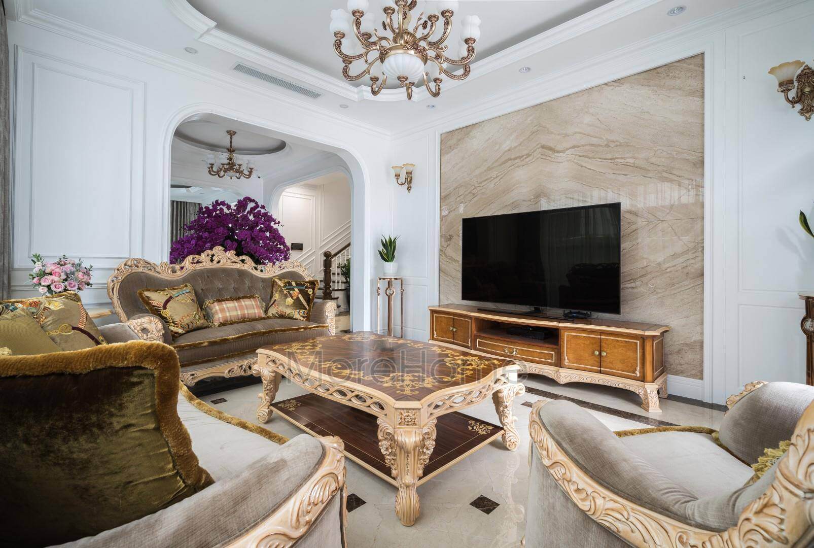 Bức tường sau tivi được ốp đá granite màu vàng màu sắc ăn nhập hoàn toàn với tông vàng chủ đạo của phòng khách Tổng hợp các mẫu thiết kế đá ốp tường phòng khách cao cấp