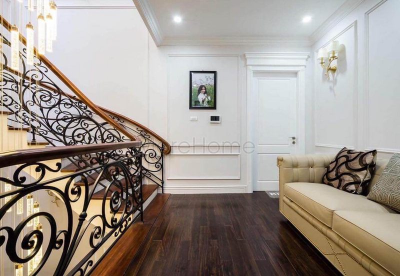 Khu vực giao giữa các tầng có khu vực nghỉ được bố trí sofa bành đơn giản