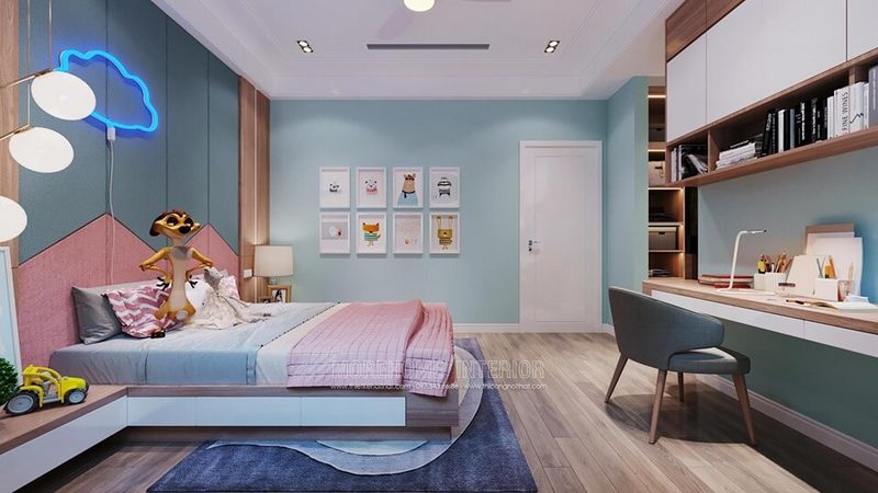 Bé gái có một giường ngủ đẹp, đầu giường bọc nỉ xinh xắn và màu sắc tươi vui.